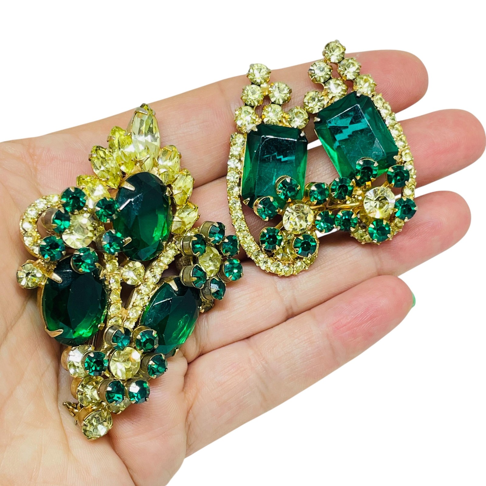 Vintage gold tone emerald green rhinestones flowers designer brooch earrings set