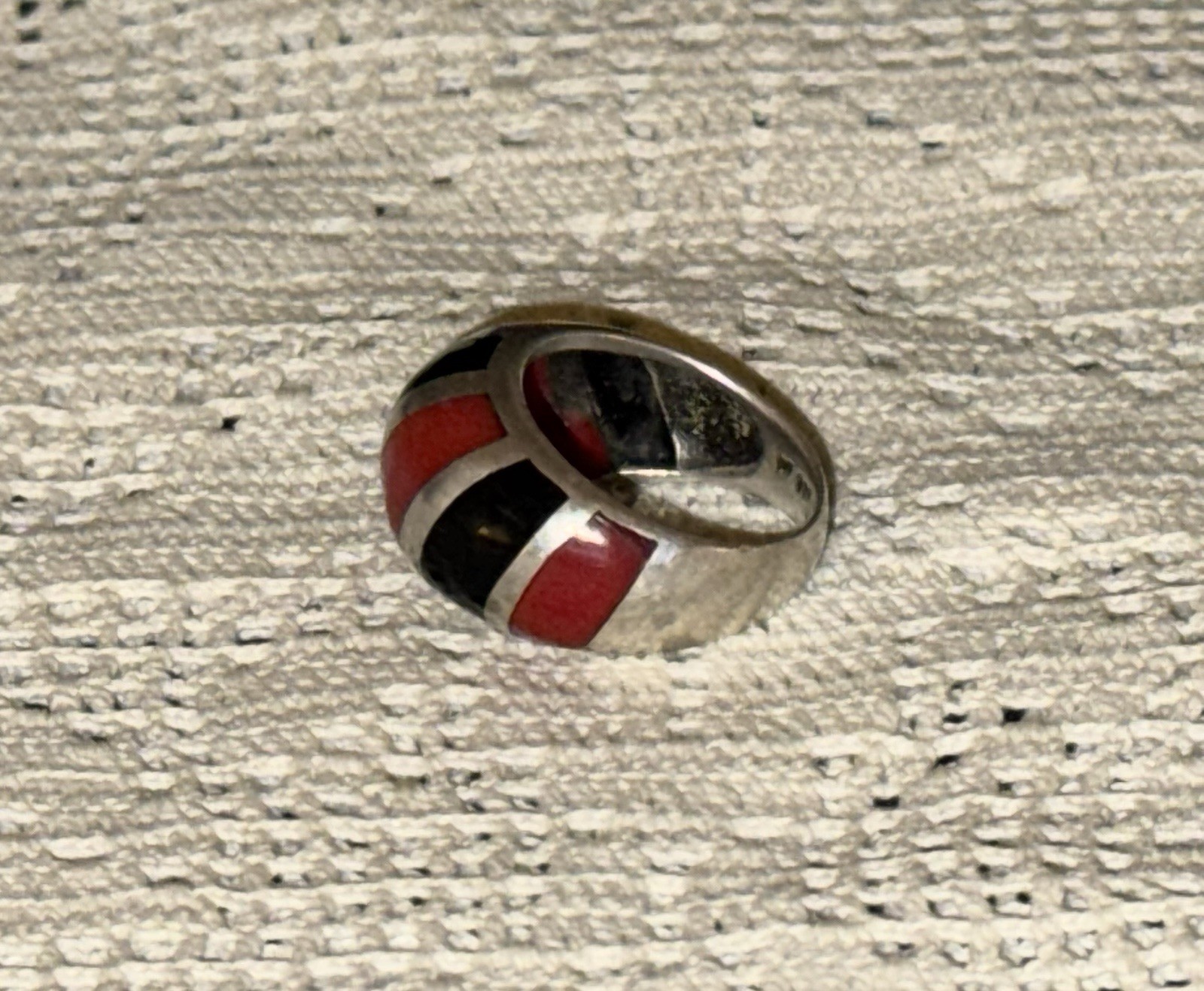 VINTAGE RED & BLACK CORAL INLAY STERLING SILVER DOME RING