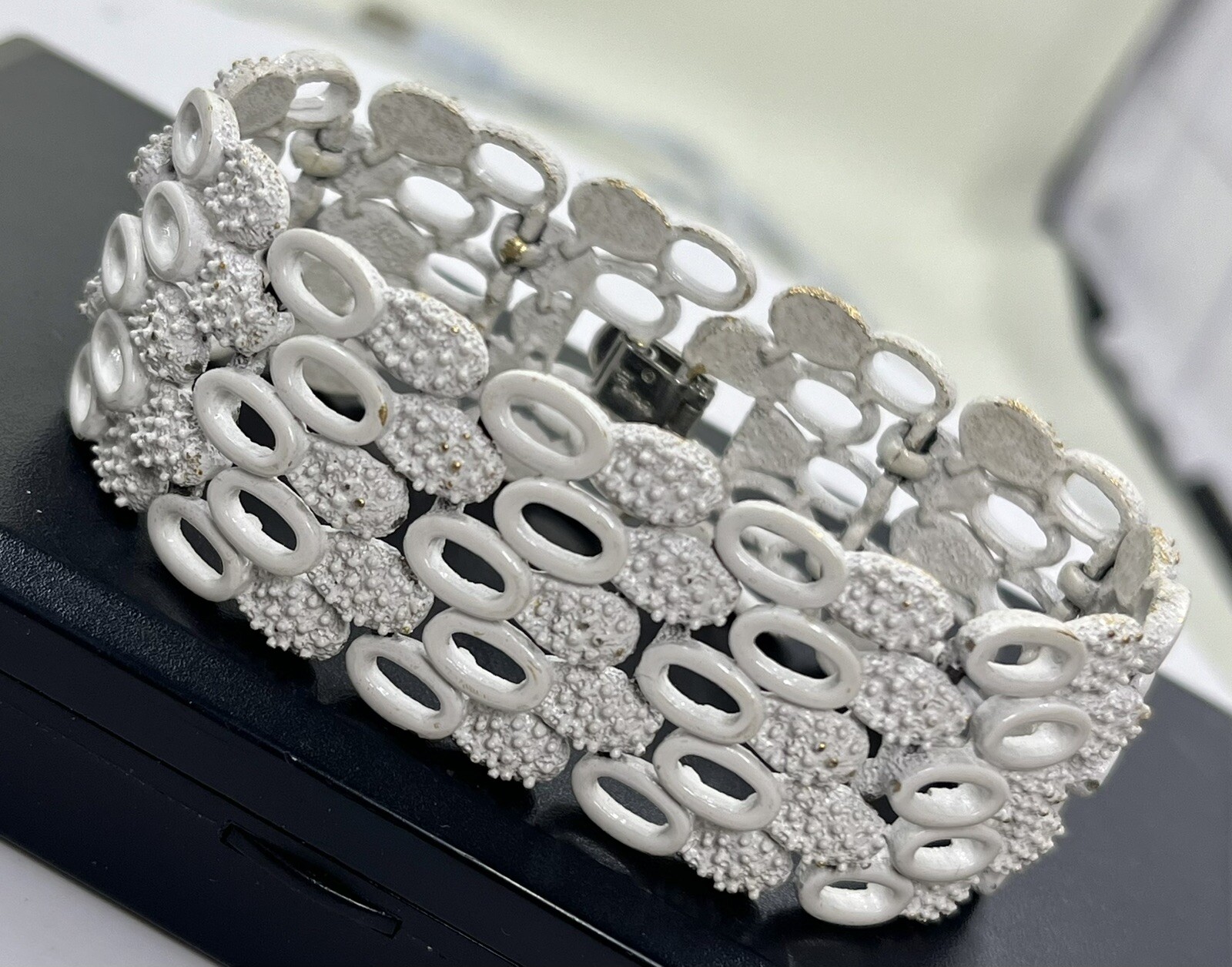 Crown Trifari White Enamel Over Goldtone W/Silvertone Clasp 7” Bracelet (A53)