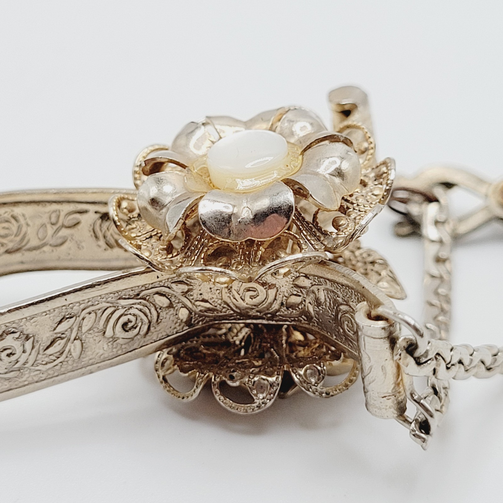 Vintage 1950s Gold Tone MOP Flower Embossed Floral Glove Clip Purse Ring Holder