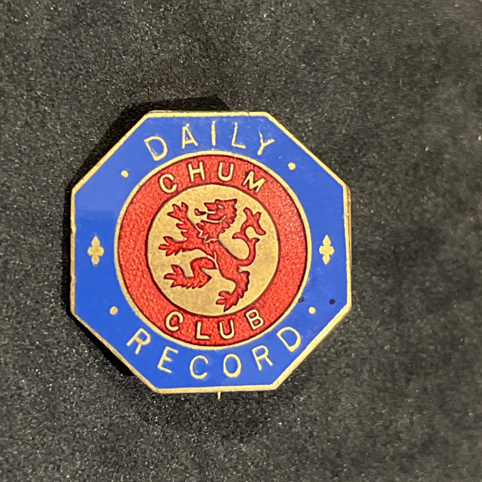 VINTAGE BLUE / RED ENAMEL SCOTTISH DAILY RECORD NEWSPAPER – CHUM CLUB PIN BADGE