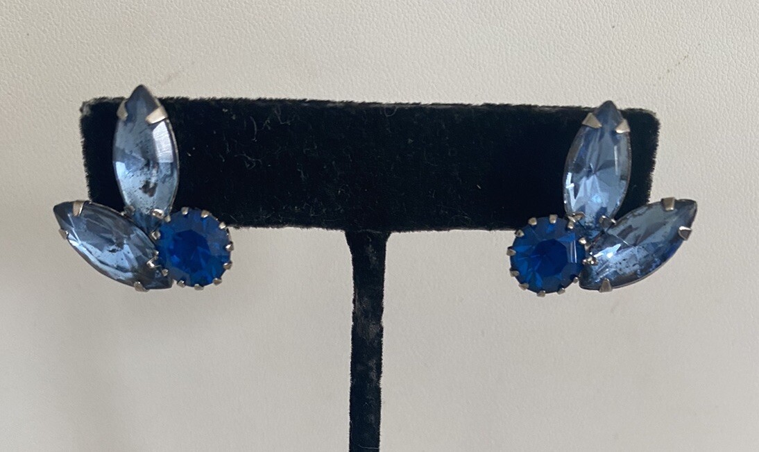 Gorgeous Vintage Blue Rhinestones Clip On Earrings And Brooch Pin Set
