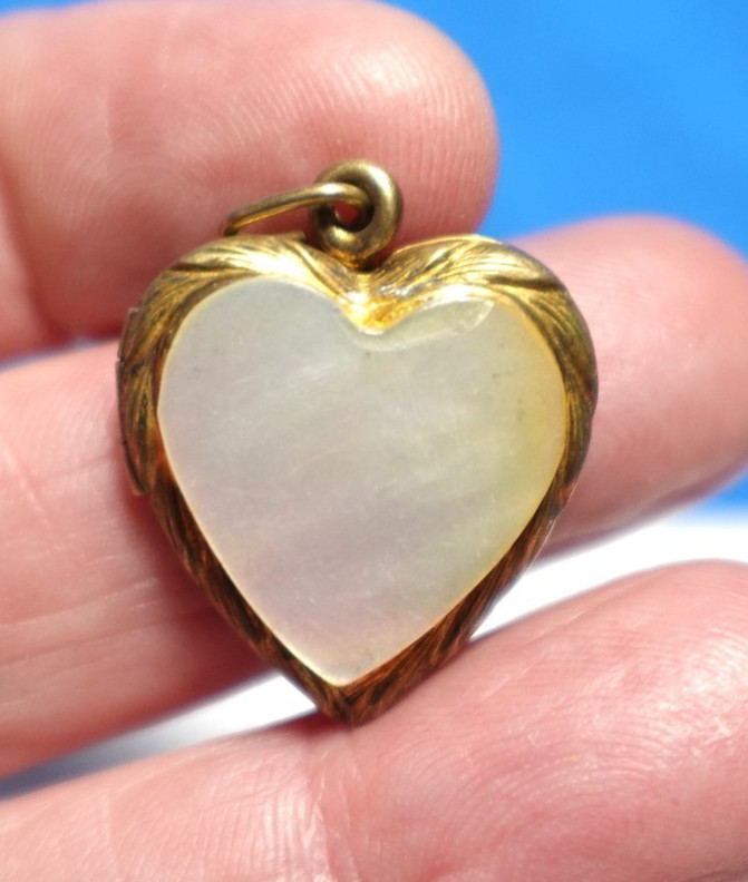 GOLD FILLED VINTAGE HEART LOCKET MOTHER OF PEARL 4.1 GRAMS J-713