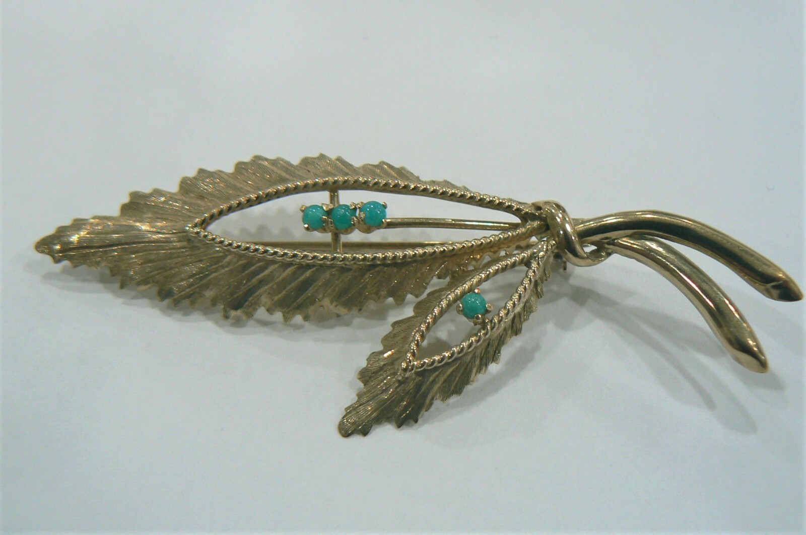 VINTAGE FEATHER STYLE 9 KARAT GOLD PIN/BROOCH WITH TURQUOISE CABOCHONS