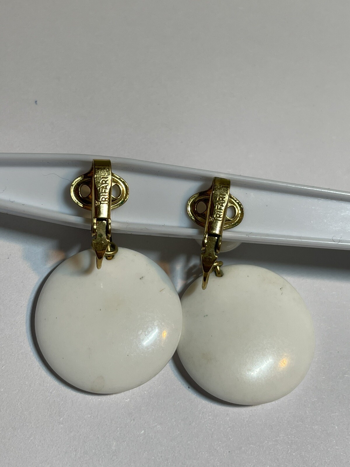 Trifari Signed White Dangle Gold Tone Clip On Earrings YT-31
