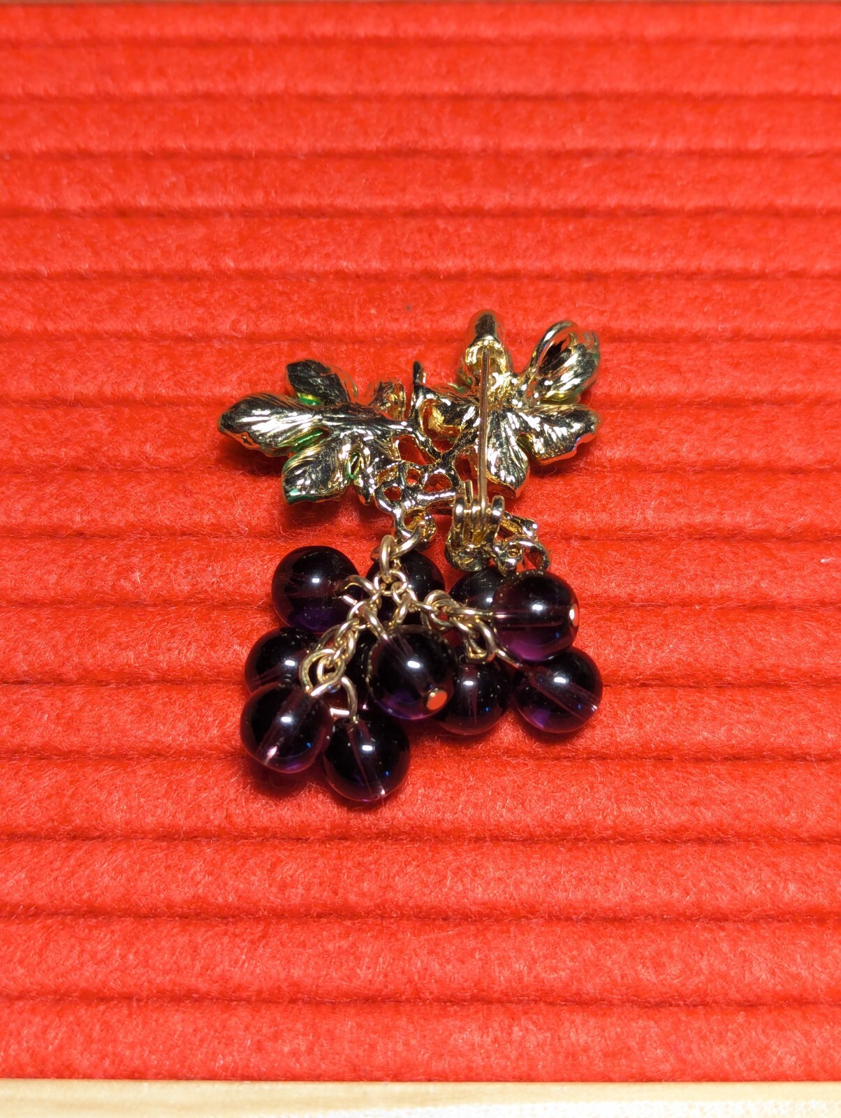 Bunch of Grapes & Rhinestone Leaf Brooch Gold Tone Pinback 2″ Purple Dangle Bead