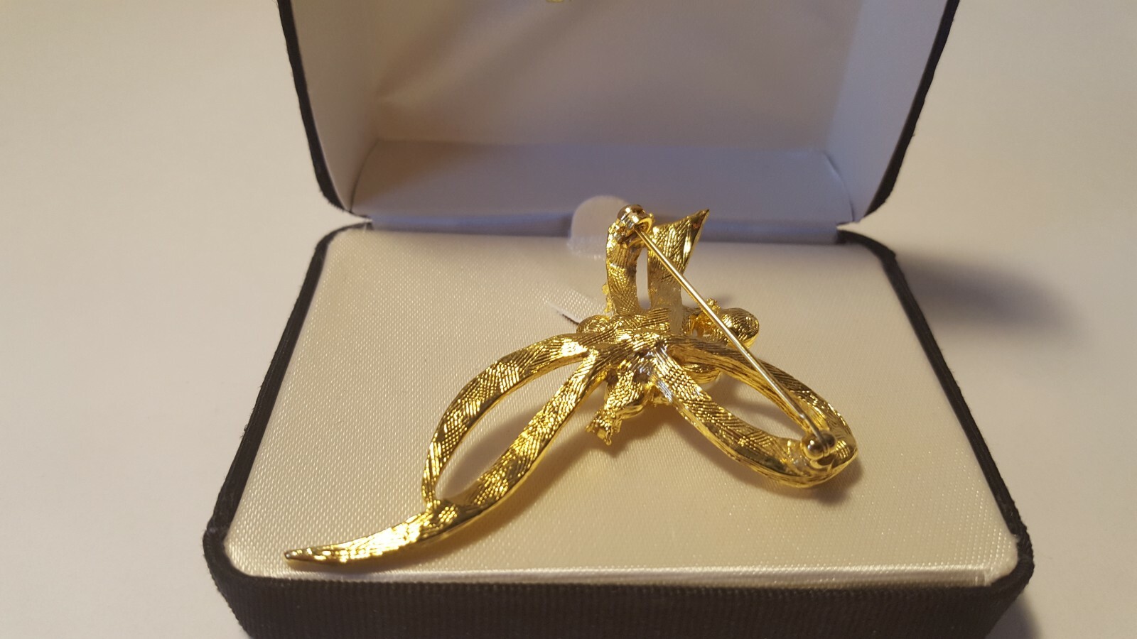 Brooch Pin with Faux Pearls & Rhinestones, Gold-tone, Box, Tacoa, pre-owned