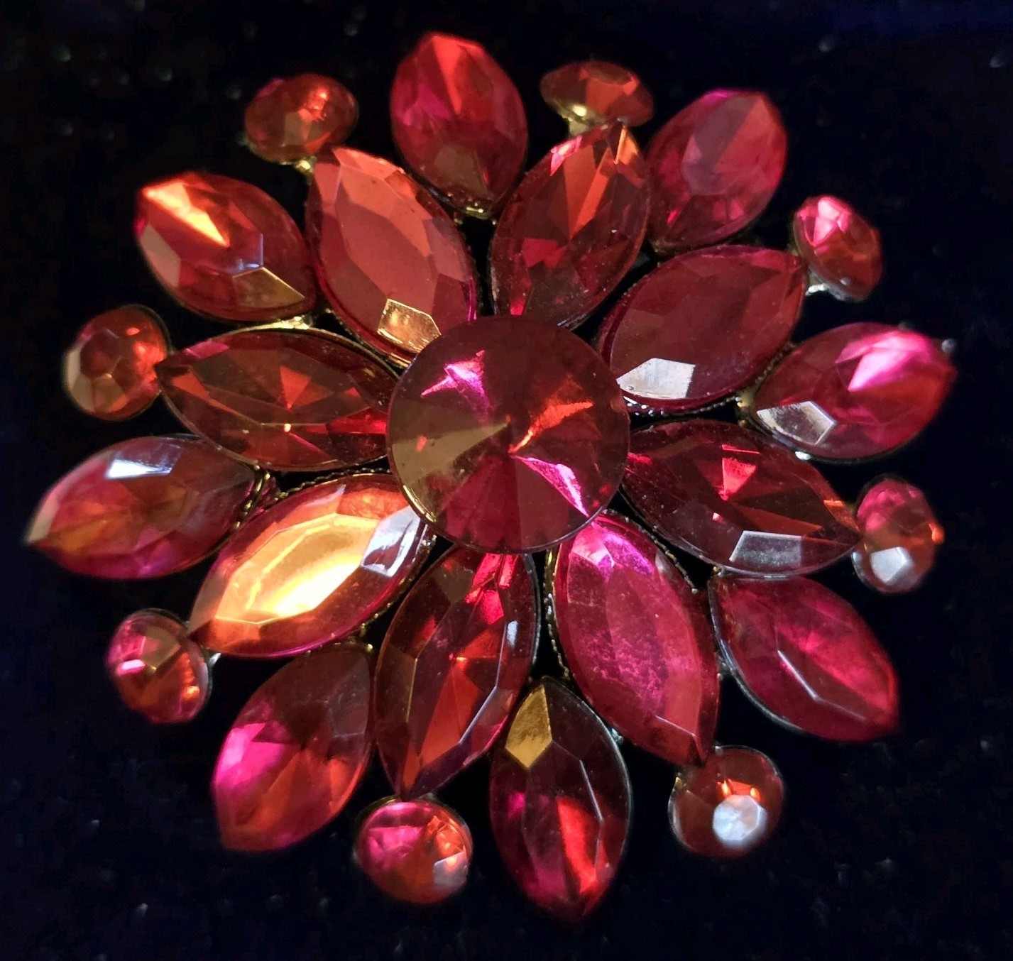 RUNWAY STATEMENT MARQUISE PINK PURLE LUCITE BROOCH-NWOT☆3D☆2″Diam☆GUNMETAL☆WOW