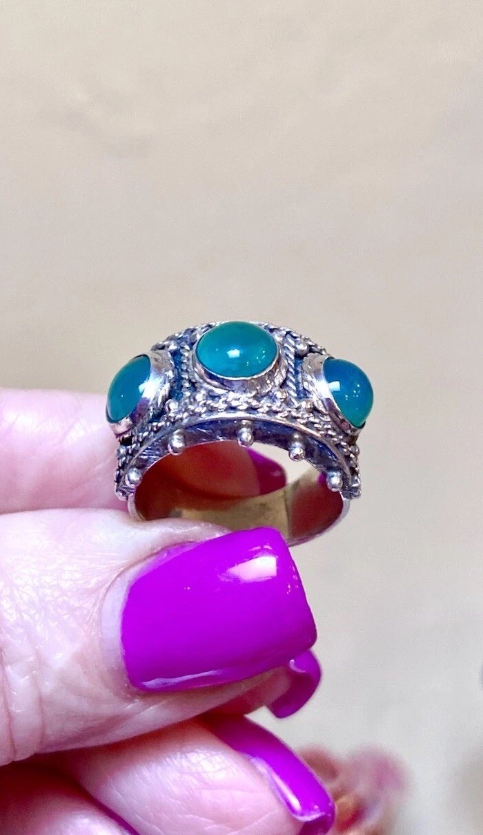 BEAUTIFUL Vintage Italian .800 Silver Green Chalcedony Ornate 3-Stone Band Ring