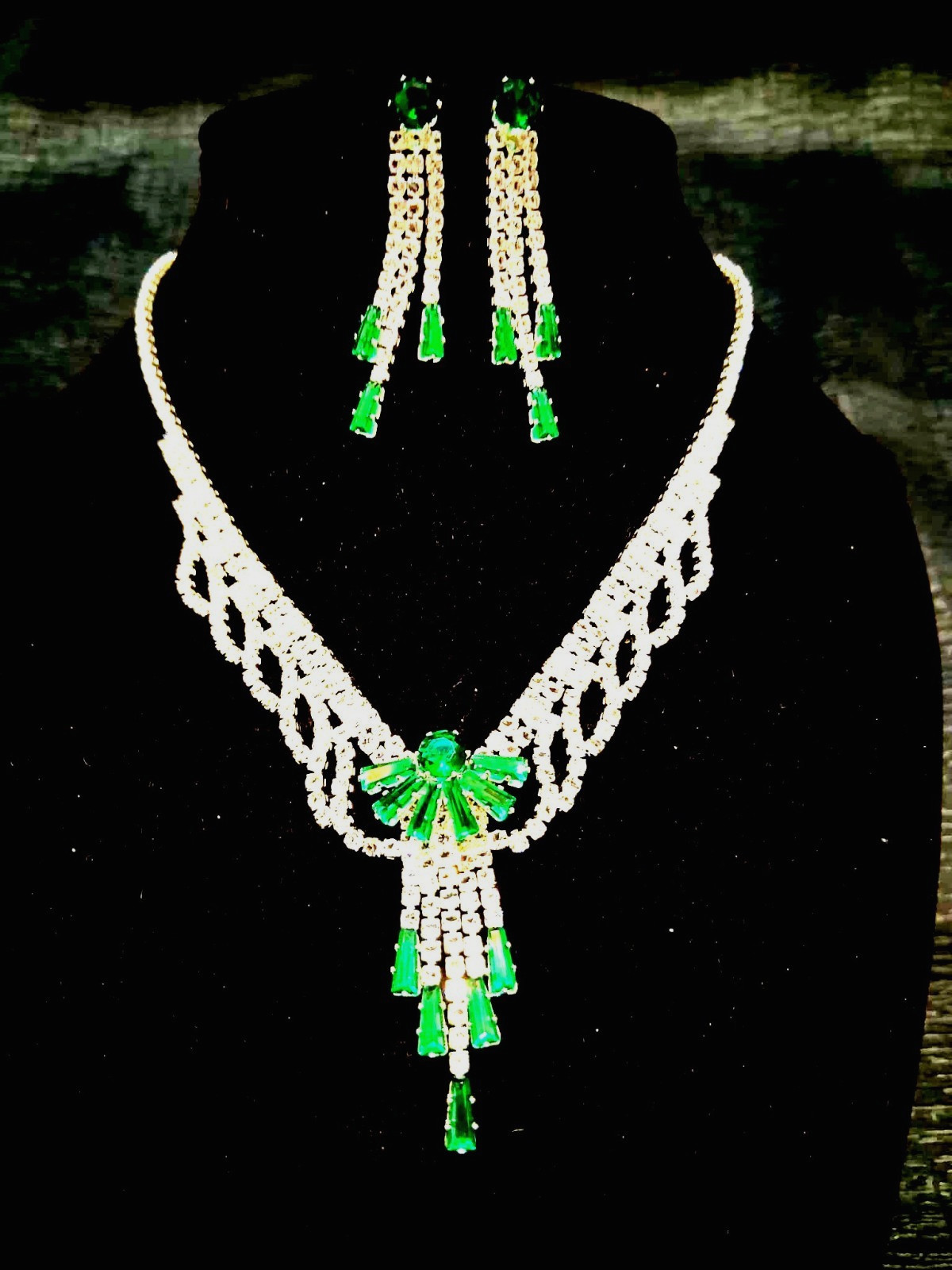 VINTAGE AUSTRIAN CRYSTAL EMERALD COLORED AND CLEAR CRYSTAL NECKLACE & EARR