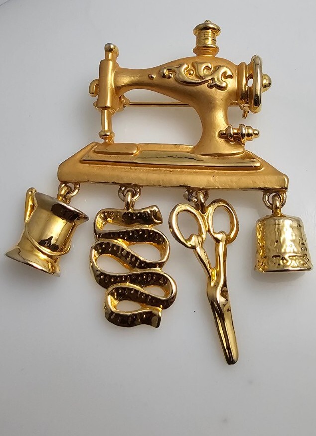 Danecraft Vtg Sewing Machine W/Dangling Charms. Thread,Tape Measure ,scissors