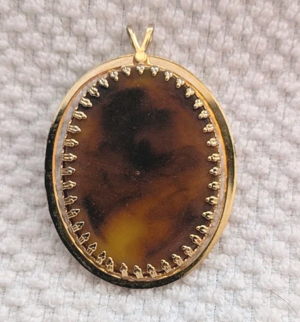 Vintage Cameo Pendant Gold Tone Victorian Style . Not Sure Of The Type Of Stone