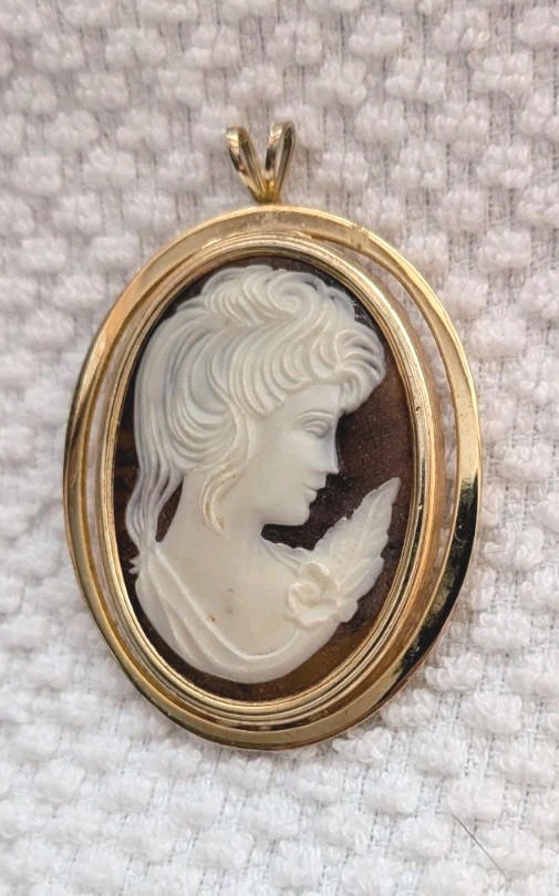 Vintage Cameo Pendant Gold Tone Victorian Style . Not Sure Of The Type Of Stone