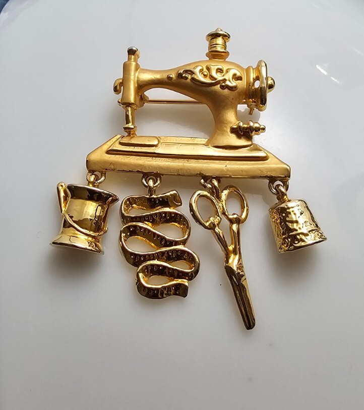 Danecraft Vtg Sewing Machine W/Dangling Charms. Thread,Tape Measure ,scissors