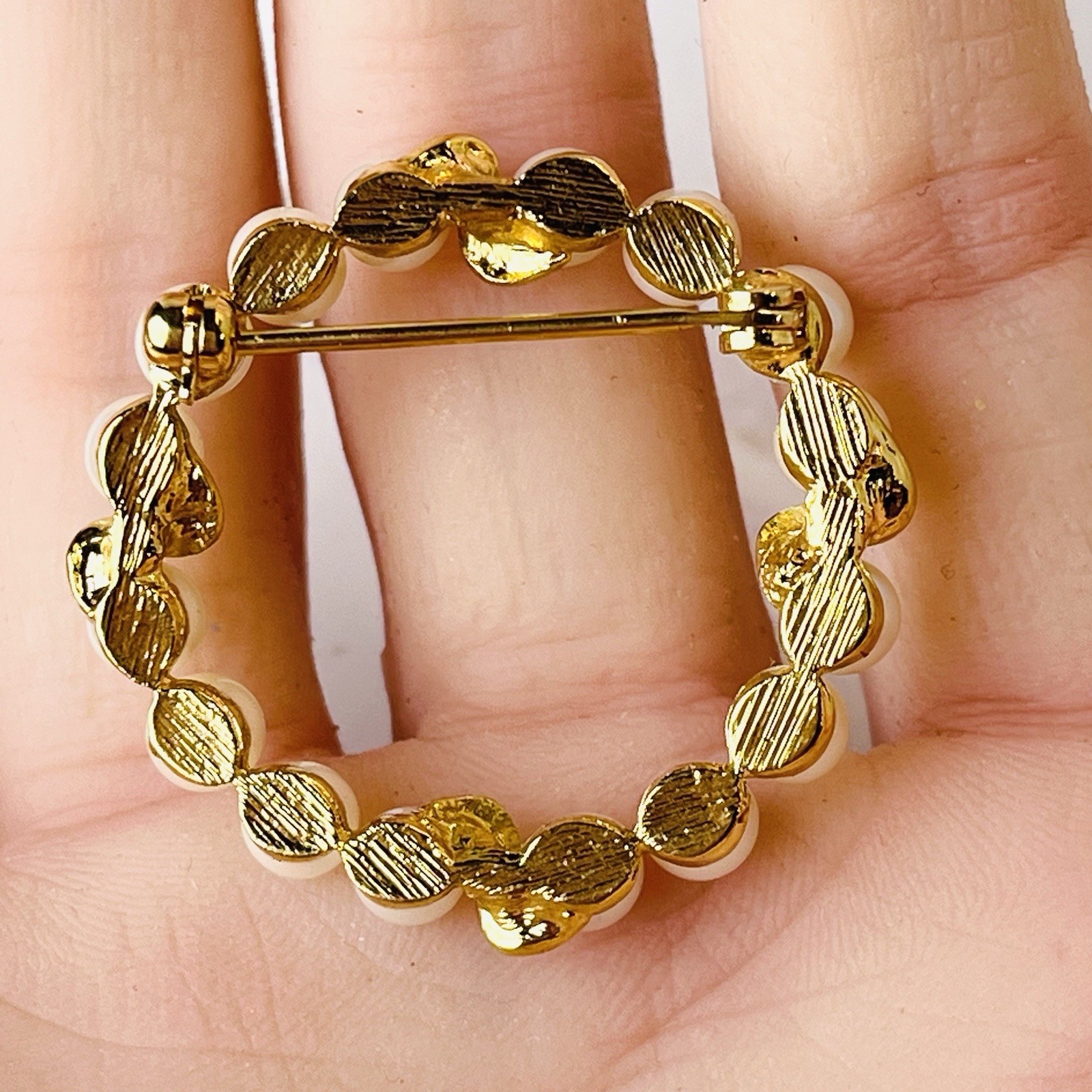 Vtg Open Circle Faux Pearl Round Brooch Pin – Gold Tone Accents – 1.25” – 1990s