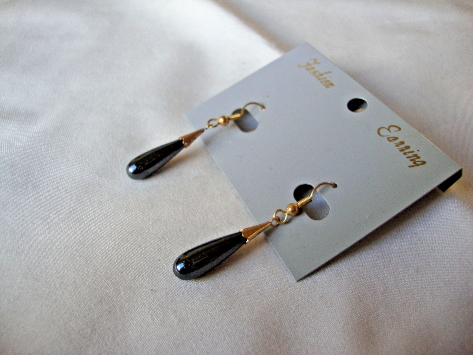 VINTAGE 1970s CLASSIC HEMATITE TEARDROP GOLD TONE HOOK DANGLE/DROP EARRINGS