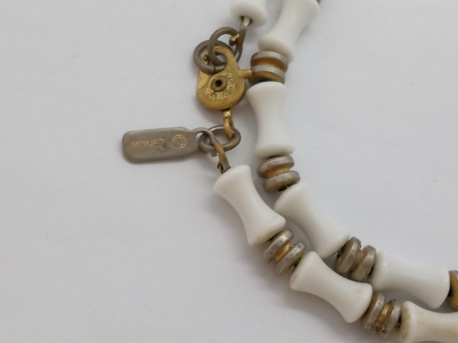 MONET VTG Signed Gold Tone White Milk Glass Bamboo Beaded Necklace Sister Clasp