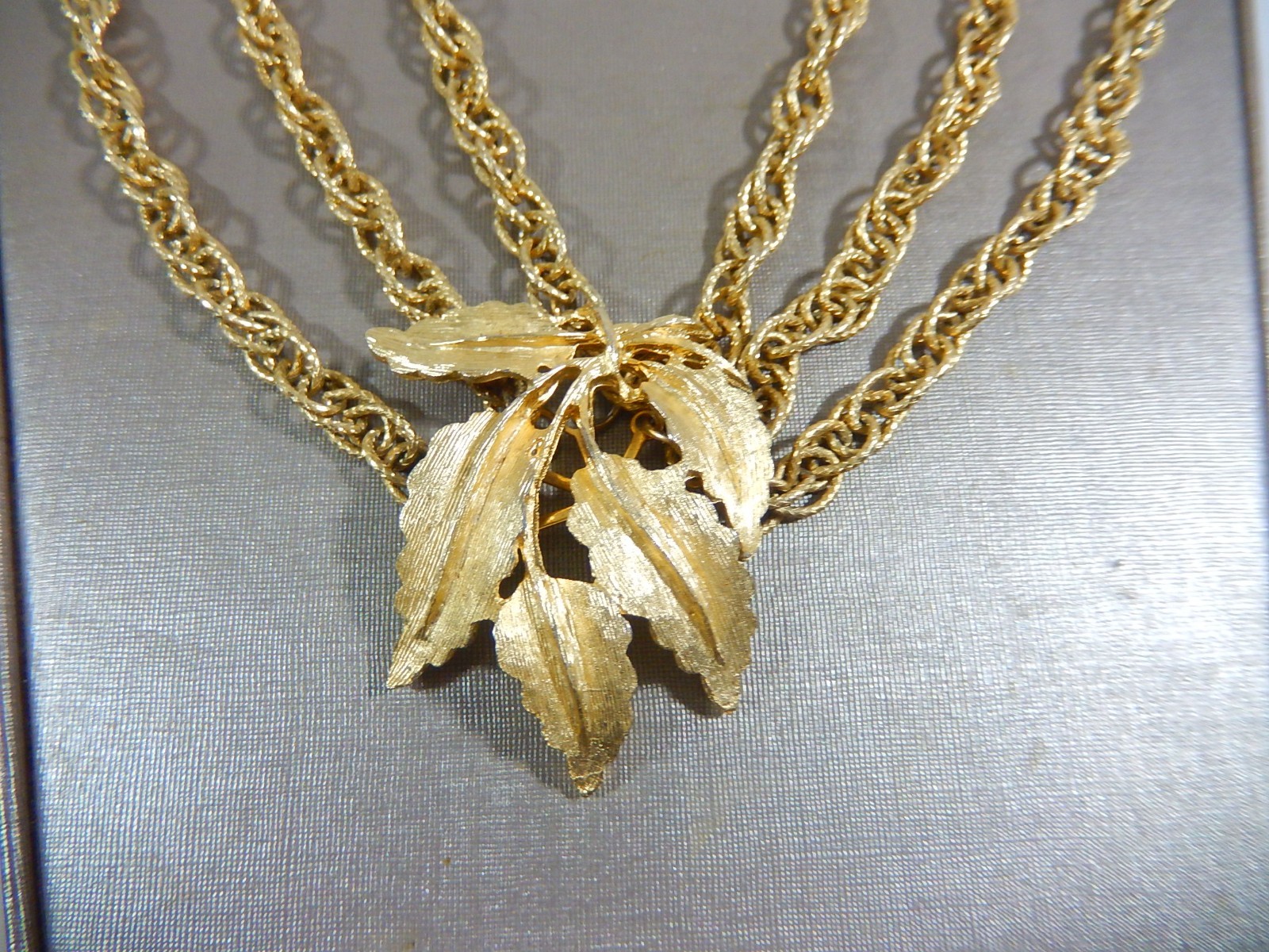 STUNNING VTG FESTOON W LARGE MULTI LEAF CENTERPIECEGOLD TONE BIB NECKLACE