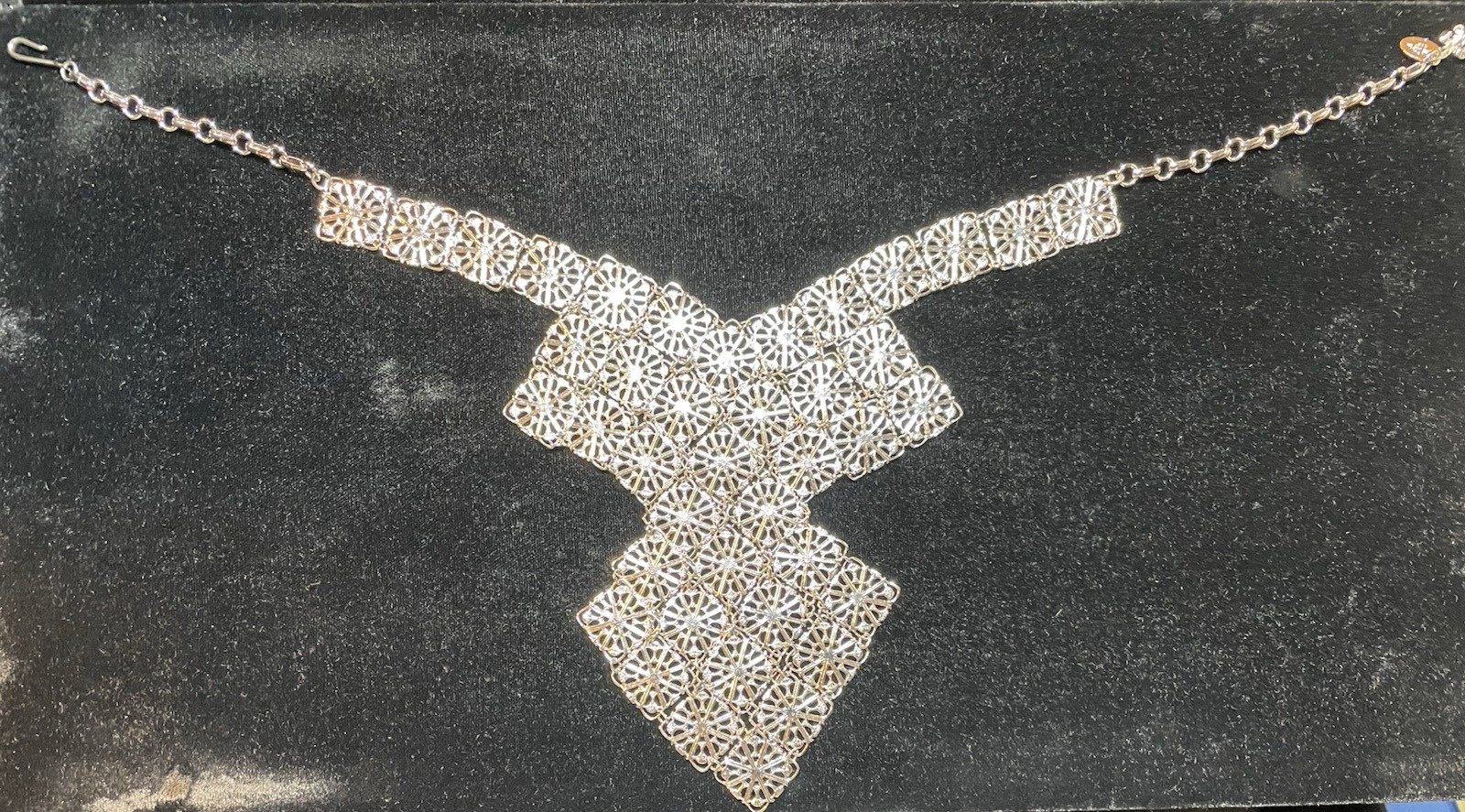VINTAGE VENDOME SILVER TONE LACEY FILAGREE BIB NECKLACE CONDITION IS MINTY!