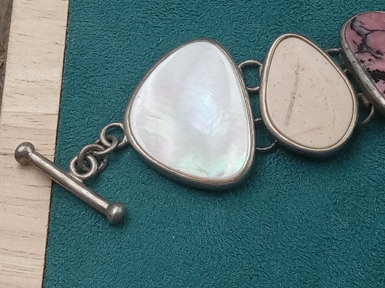 Sterling Silver 7.5″ Long Link Bracelet w. Mother of Pearl & Agate Settings: 44g