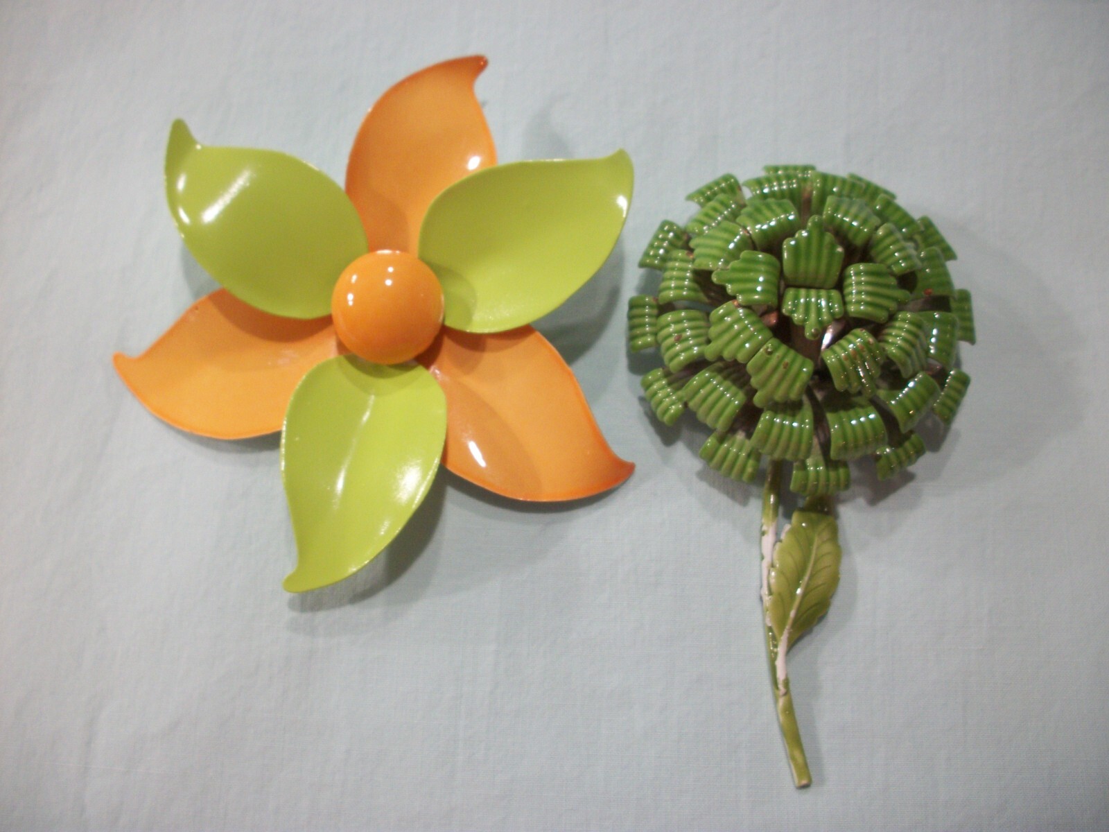 ViNTaGe 2 PC MeTaL ENaMeL HuGe 3″ ORaNgE/LiMe GReeN PiNWHeeL/DoMe FLoWeR PiN LoT