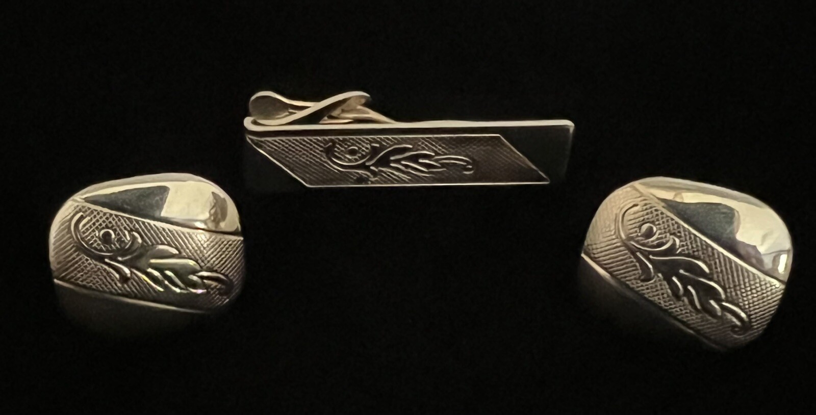 Vintage Goldtone Cuff Links With Matching Tie Clip Floral Engraved Centers