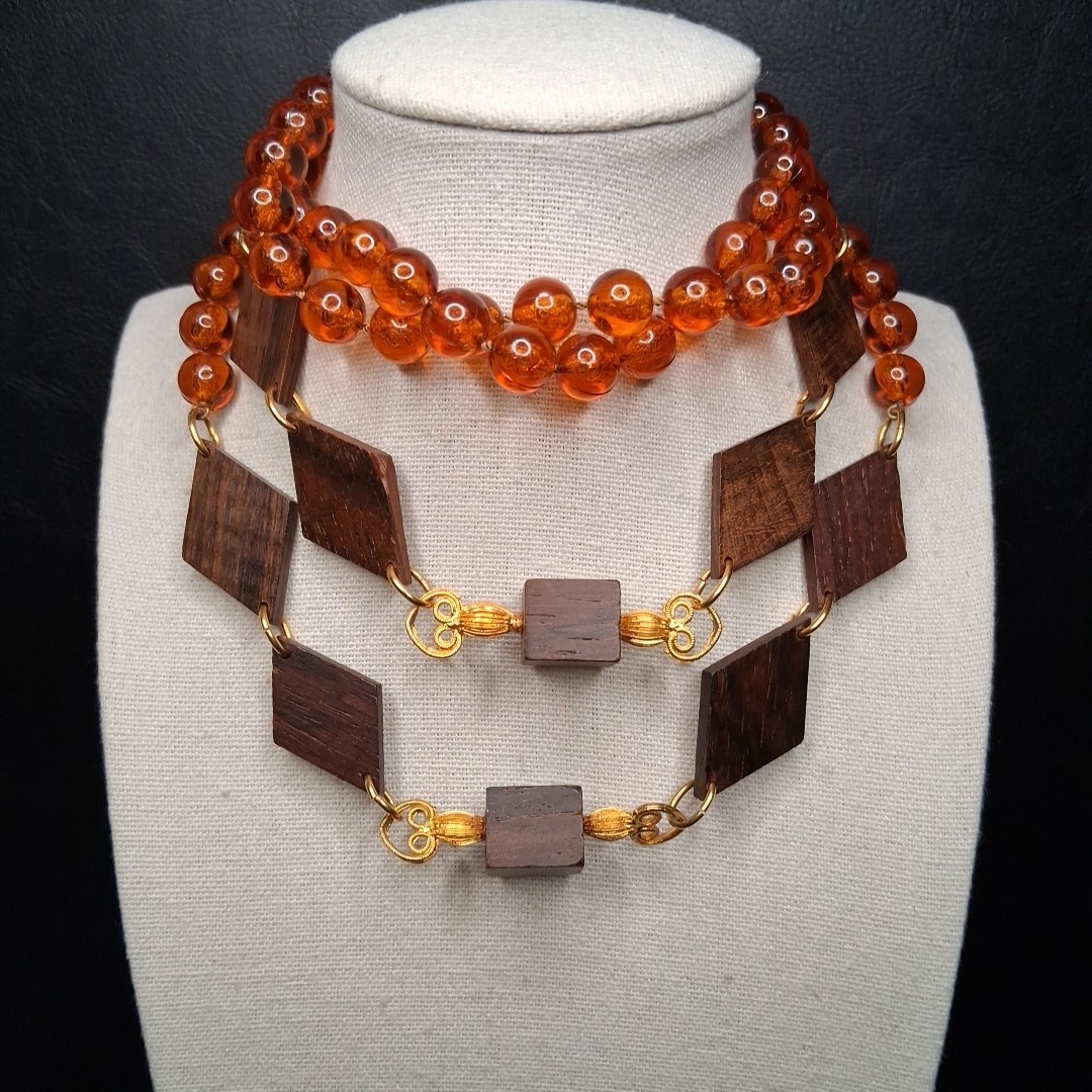 Vintage Faux Amber Lucite Beads And Wood Necklace Gold Tone. 15.515
