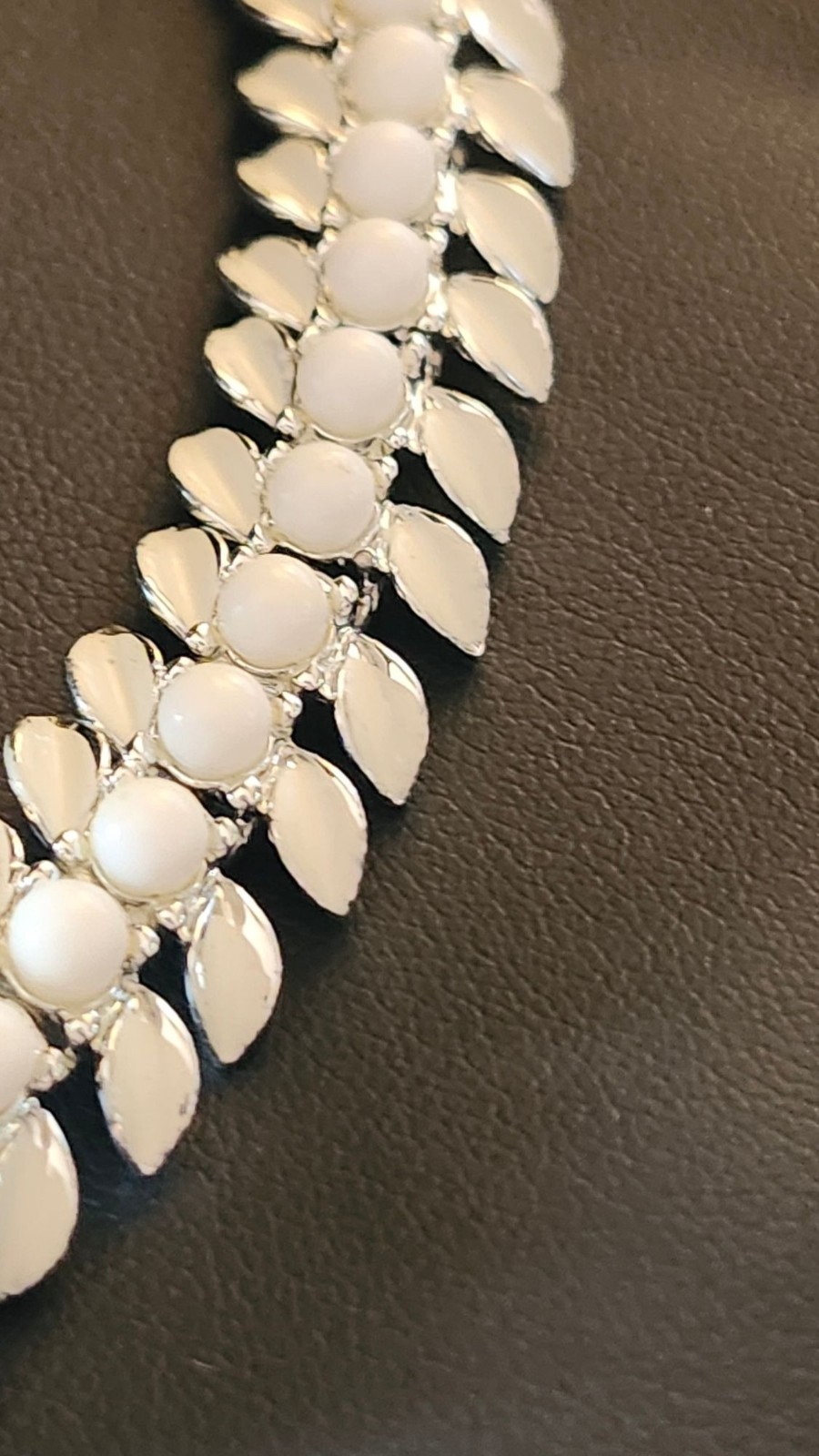 Vintage Silver Tone Necklace With White Beads & Enameled Leaves – Elegant Design