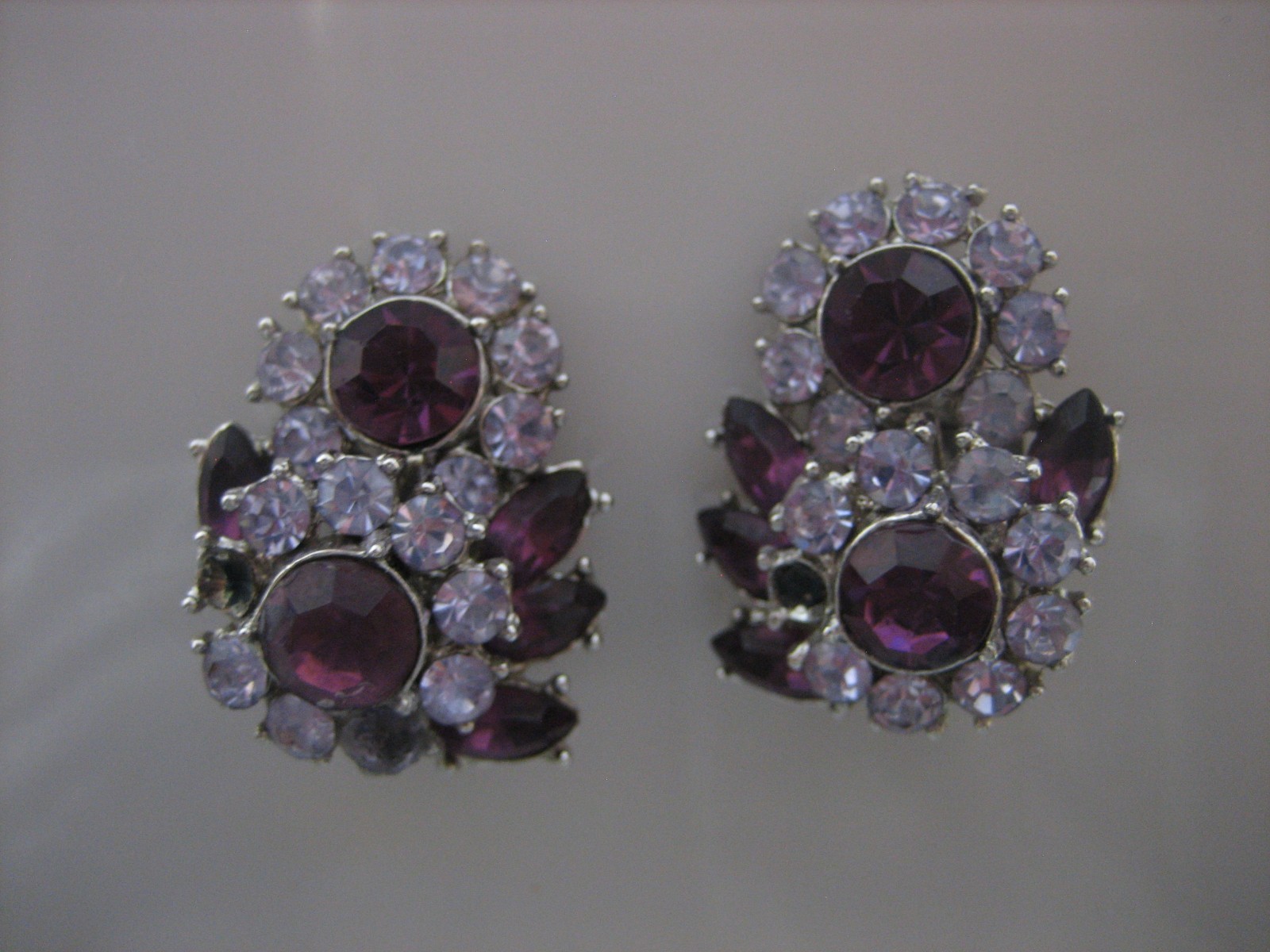 1950’S CROWN TRIFARI CONTESSA PURPLE AND BLUE RHINESTONE BROOCH AND EARRINGS SET