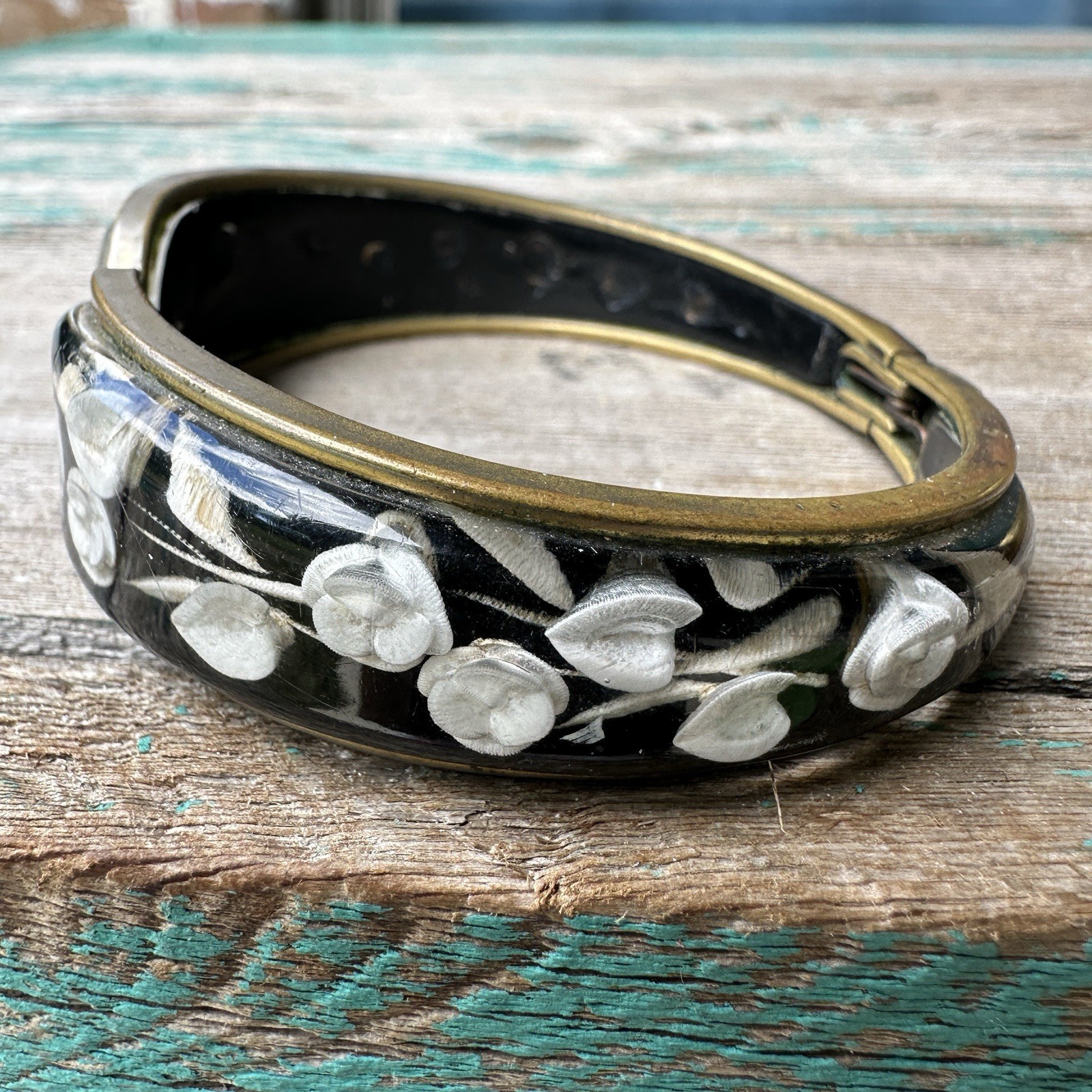 VTG Retro Cuff Clamper Bracelet Size 7 Acrylic Clear White Black Flowers Brass