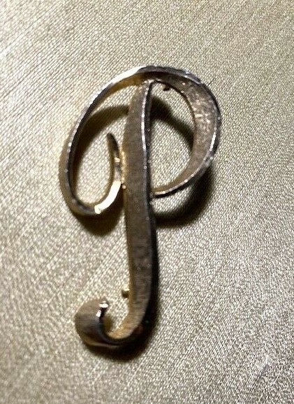 Vintage 1960’s Letter P Initial Pin Brooch Brushed Gold Tone – Signed Mamselle