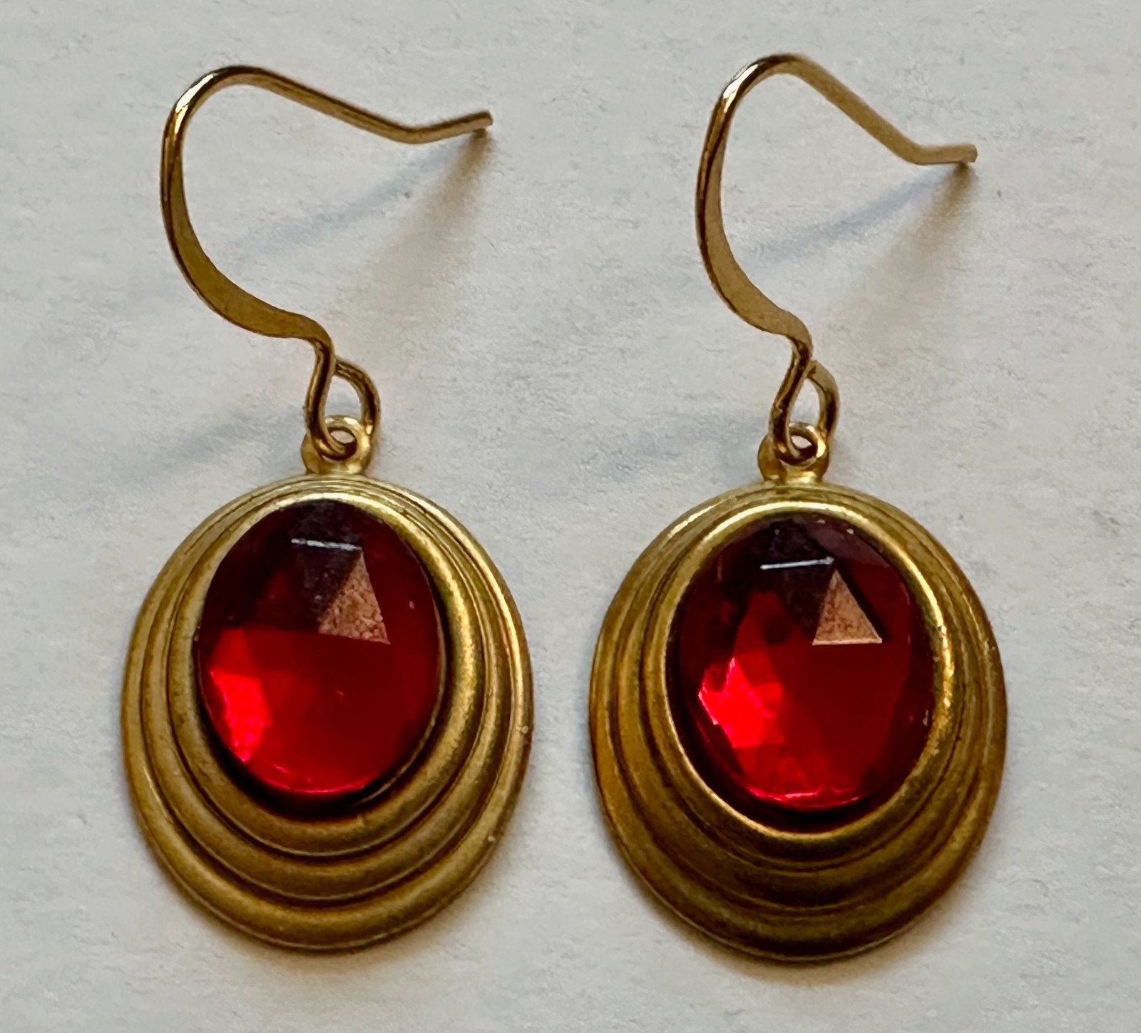 VINTAGE JEWELRY SET NECKLACE RED LUCITE PLASTIC W BRASS 3/4 OF 1″ & EARRINGS