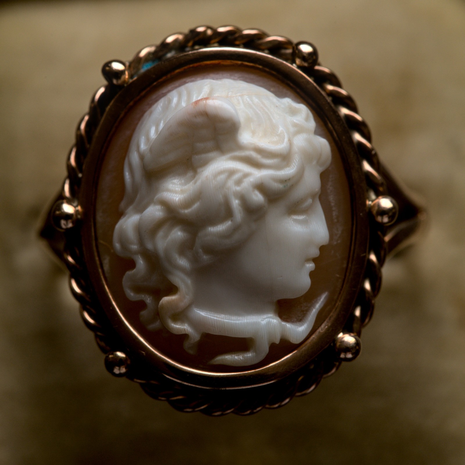 ANTIQUE ITALIAN 9K GOLD NATURAL SHELL CAMEO RING HIGH RELIEF MEDUSA c1880