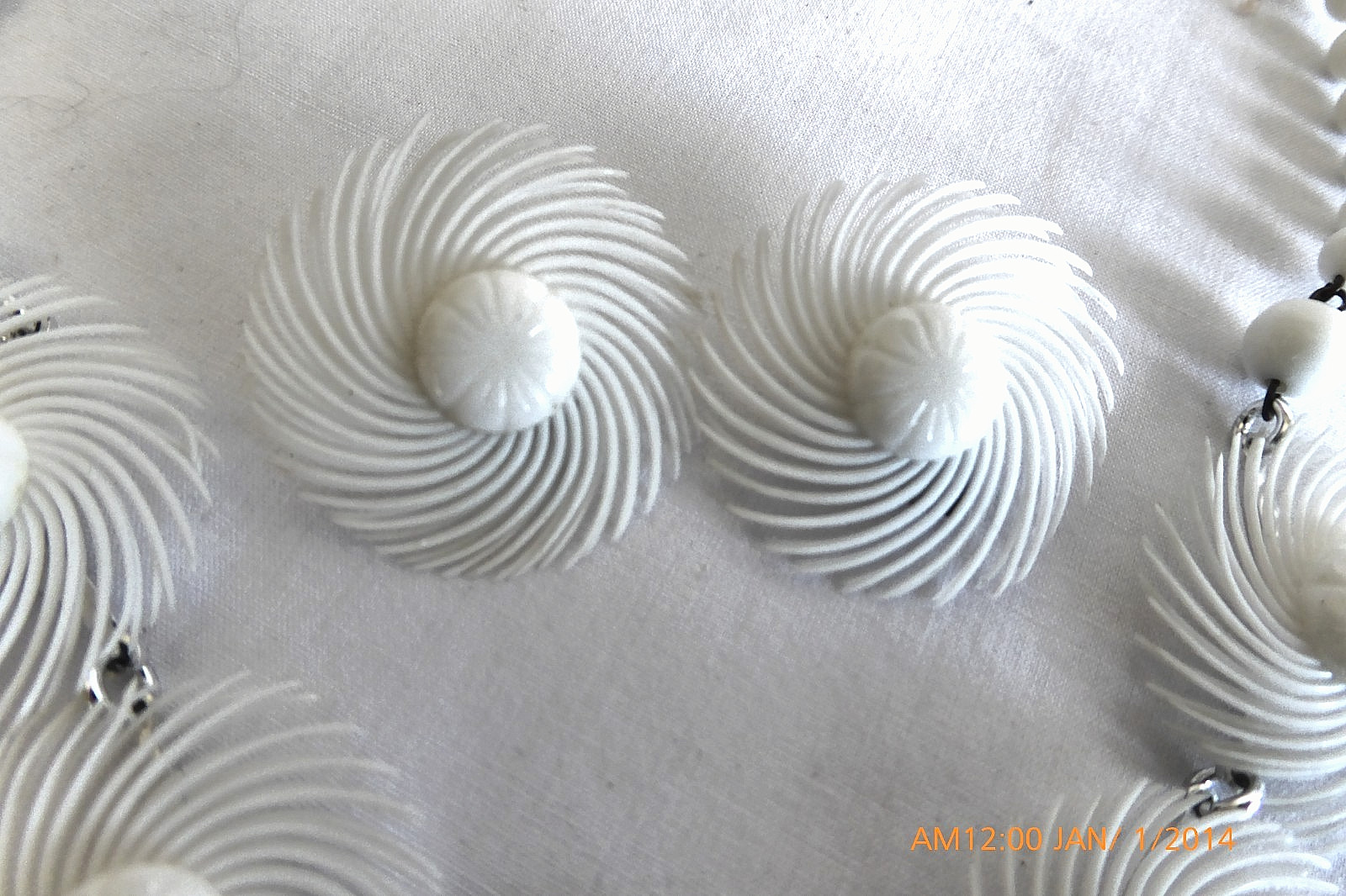 VINTAGE 50s WHITE SOFT PLASTIC PINWHEEL NECKLACE & EARRINGS SET