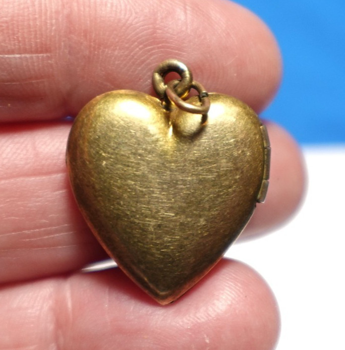 GOLD FILLED VINTAGE HEART LOCKET MOTHER OF PEARL 4.1 GRAMS J-713