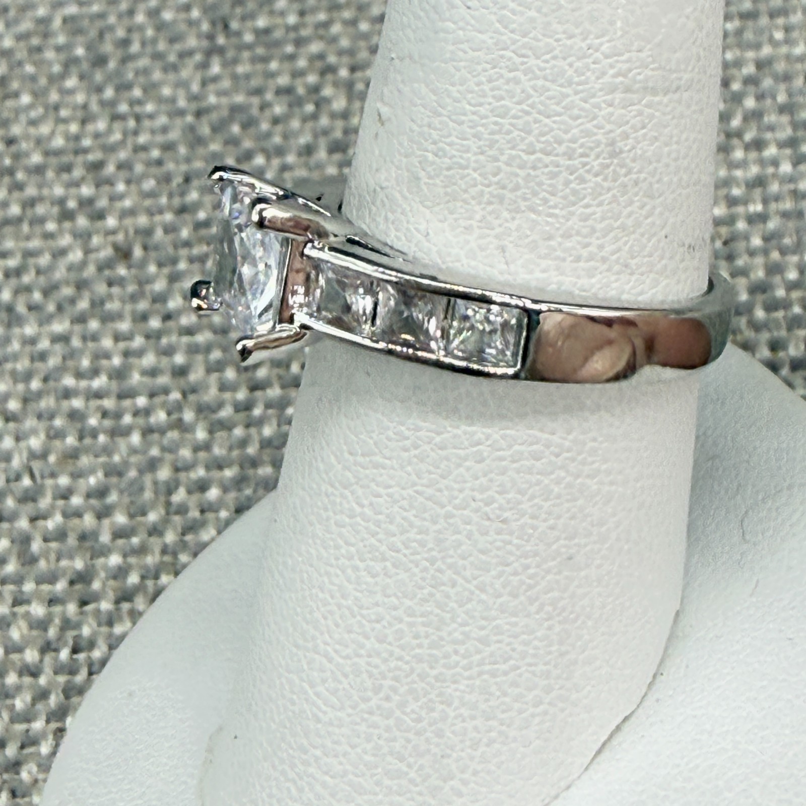 Vintage Ring Silver Tone Inset Clear Stones Crystal Square Center Stone Size 8
