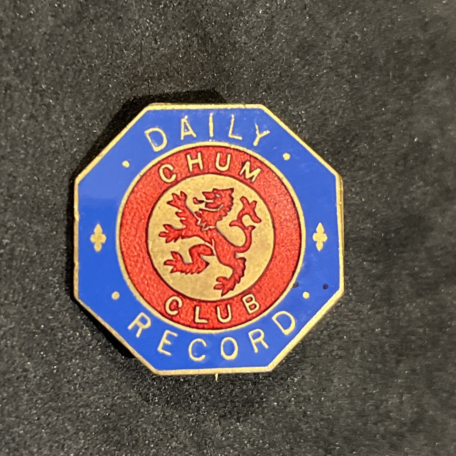 VINTAGE BLUE / RED ENAMEL SCOTTISH DAILY RECORD NEWSPAPER – CHUM CLUB PIN BADGE