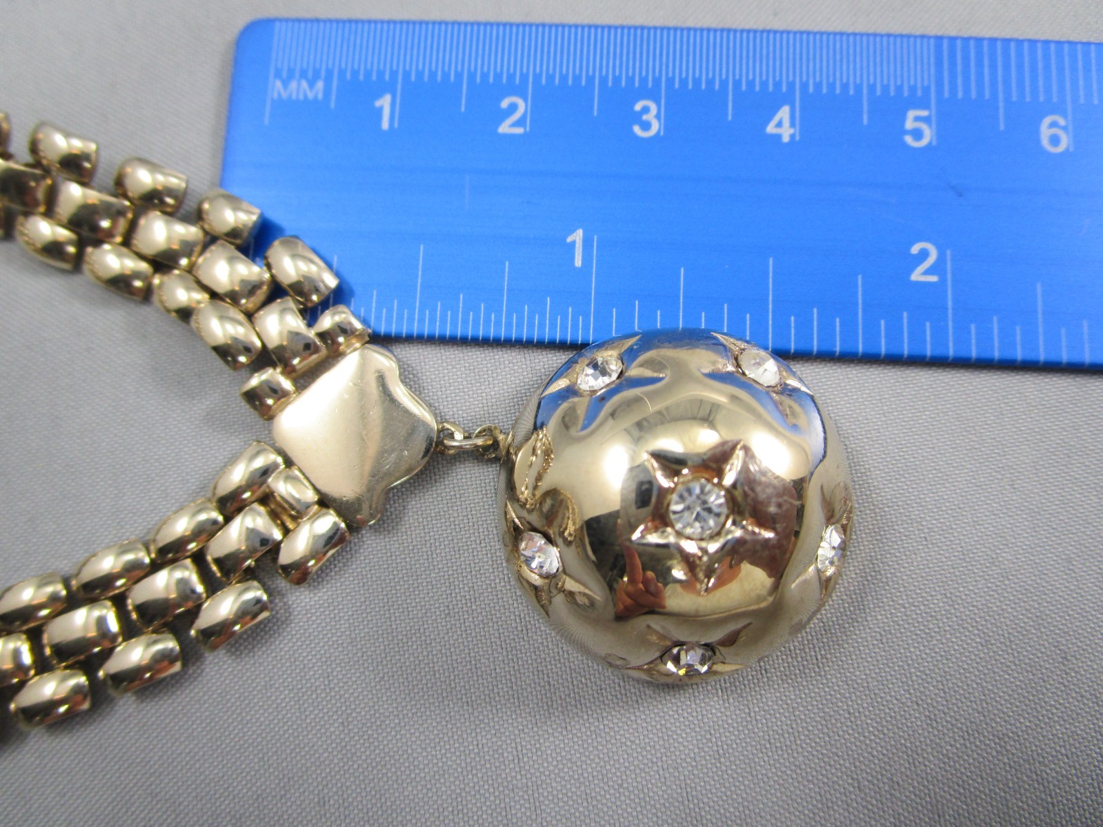 Vintage Gold Tone Basketweave Chain Dangling Round Crystal Pendant Necklace 781