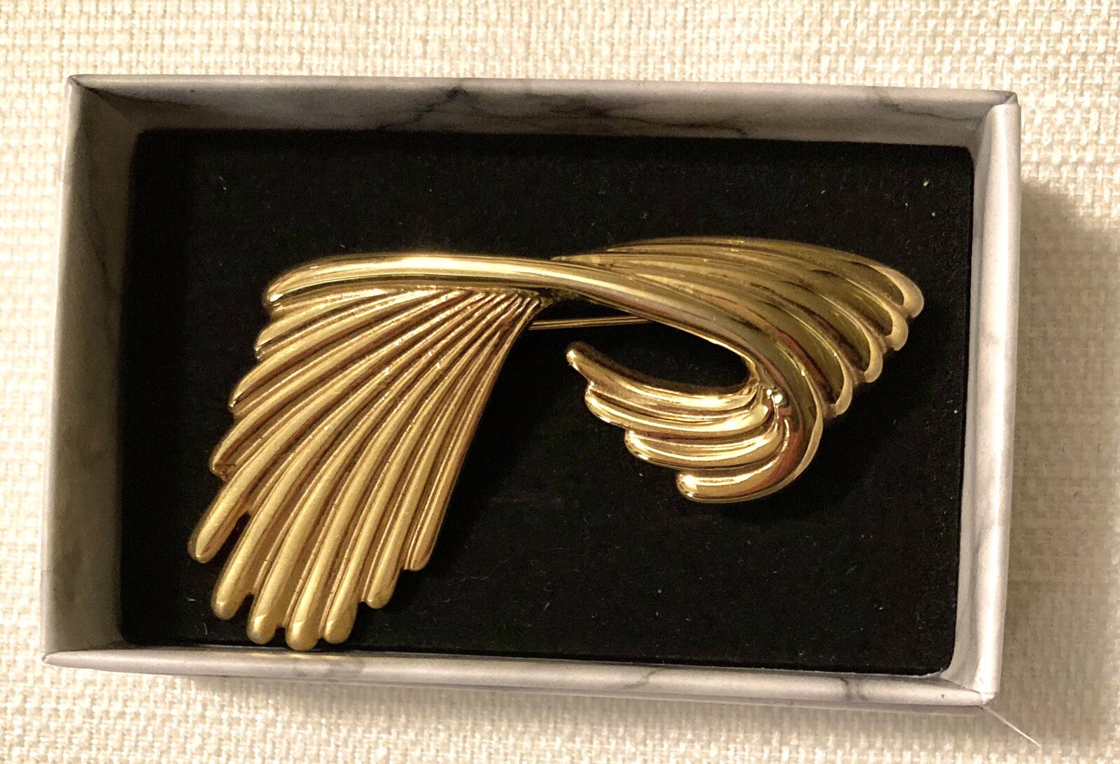 Monet Vtg Gold Tone Brooch Pin Swirl Ribbon Modernist Signed