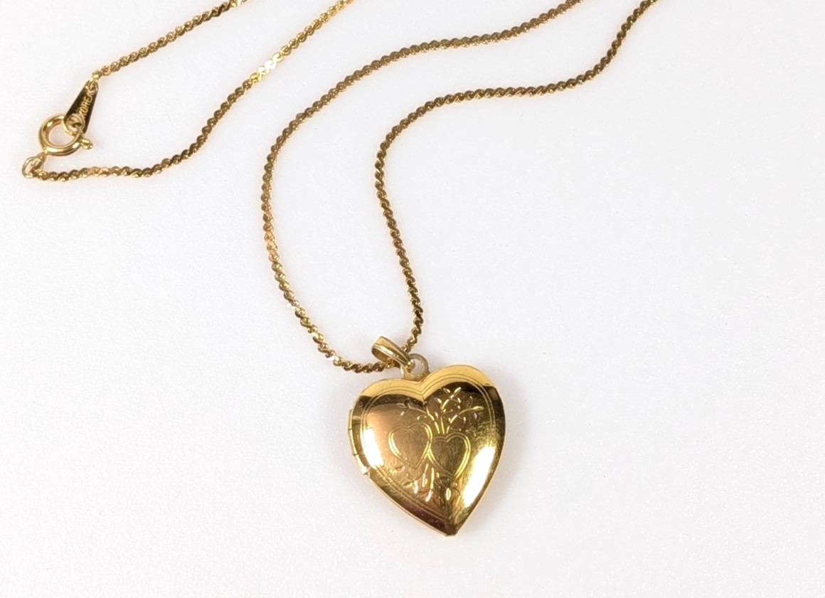 Vtg Gold Tone Double Heart Etched Locket Pendant Necklace 1980s