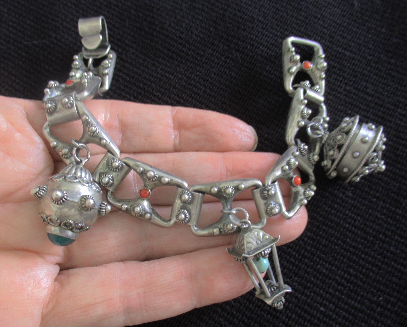 VINTAGE ITALY ETRUSCAN CANNETILLE FOB 800 STERLING & CORAL BRACELET, 43 GRAMS