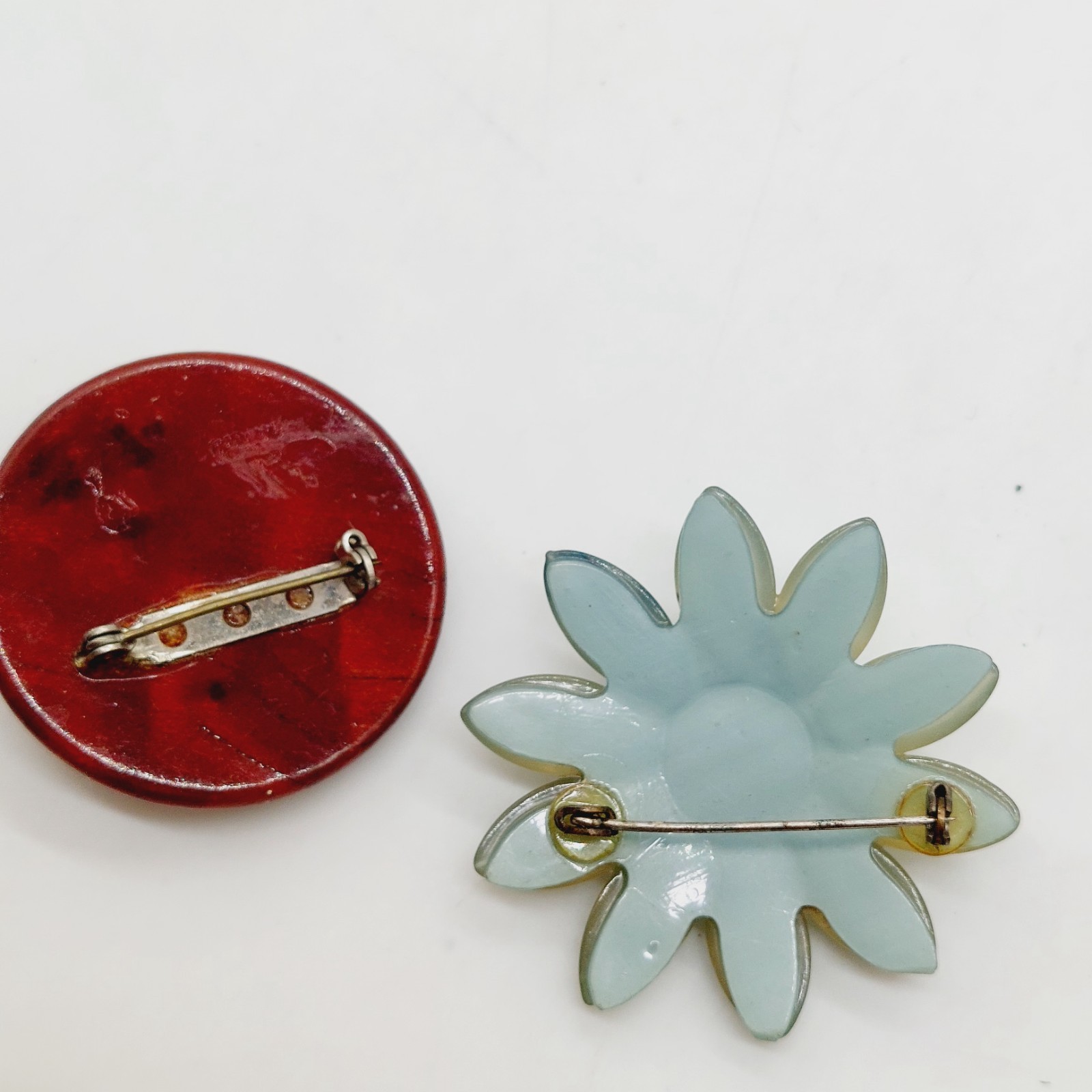 Floral Pins Brooch Plastic Brown White Round & Green Flowers Set Of 2