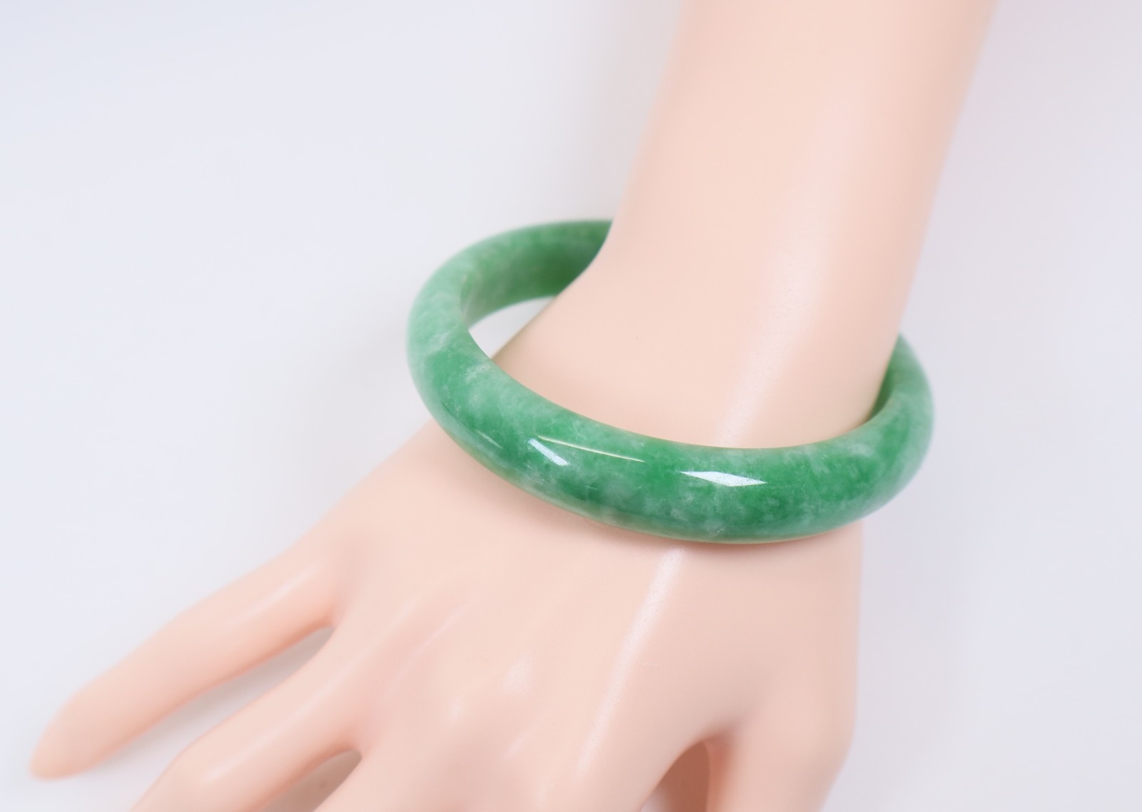 Genuine Vintage Chinese Green Jadeite Gemstone Bangle 58.26mm Diameter