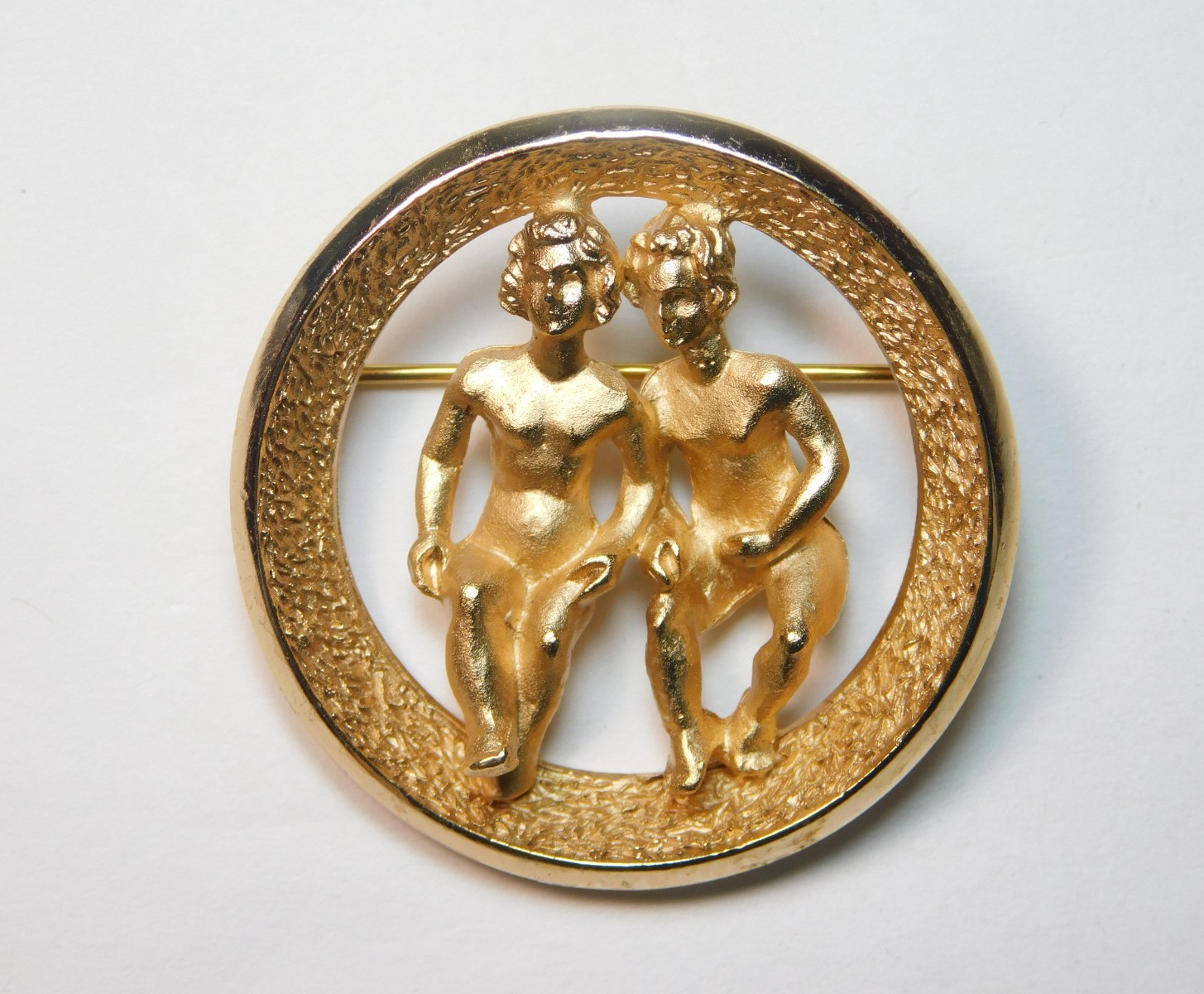 VINTAGE CROWN TRIFARI ZODIAC GEMINI GOLD TONE BROOCH MAY 21 – JUNE 20 ✨