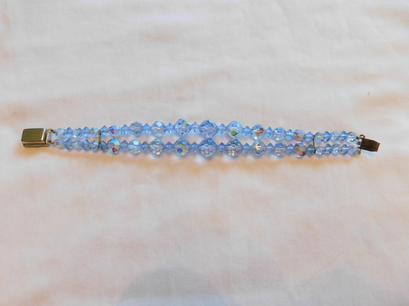 VINTAGE CRYSTAL GLASS LIGHT BLUE BRACELET VERY PRETTY