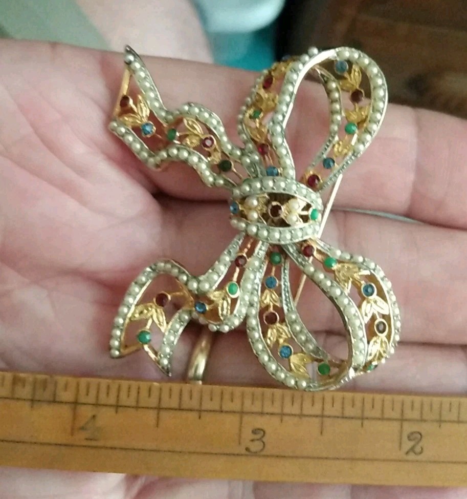 Vintage SIGNED RARE CASTLECLIFF Christmas Ribbon Bow Rhinestone & Faux Pearl Pin