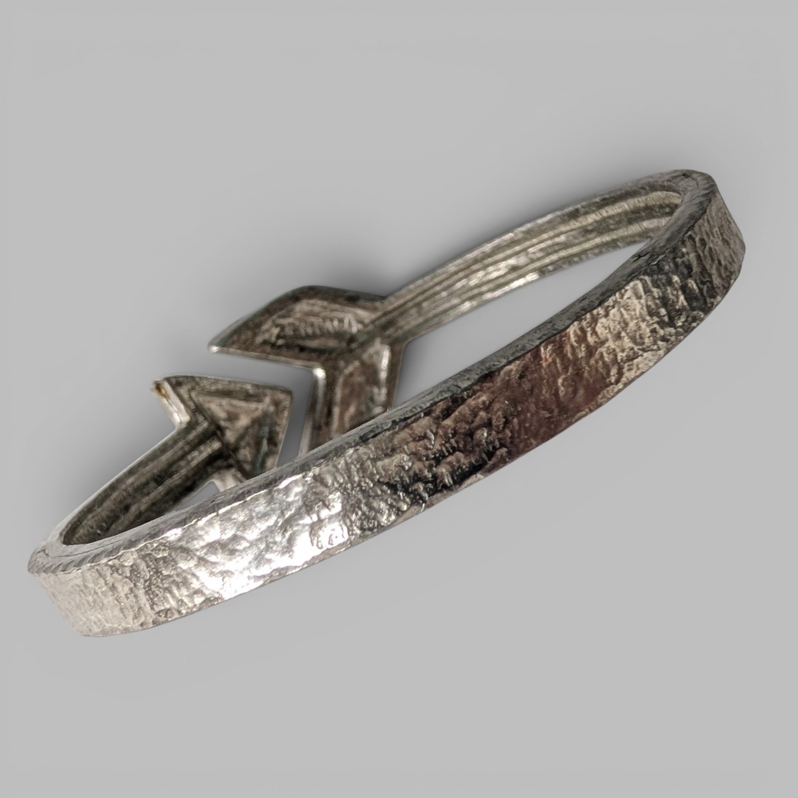 Robert Zentall Hammered Pewter Arrow Bangle Bracelet Adjustable Vintage