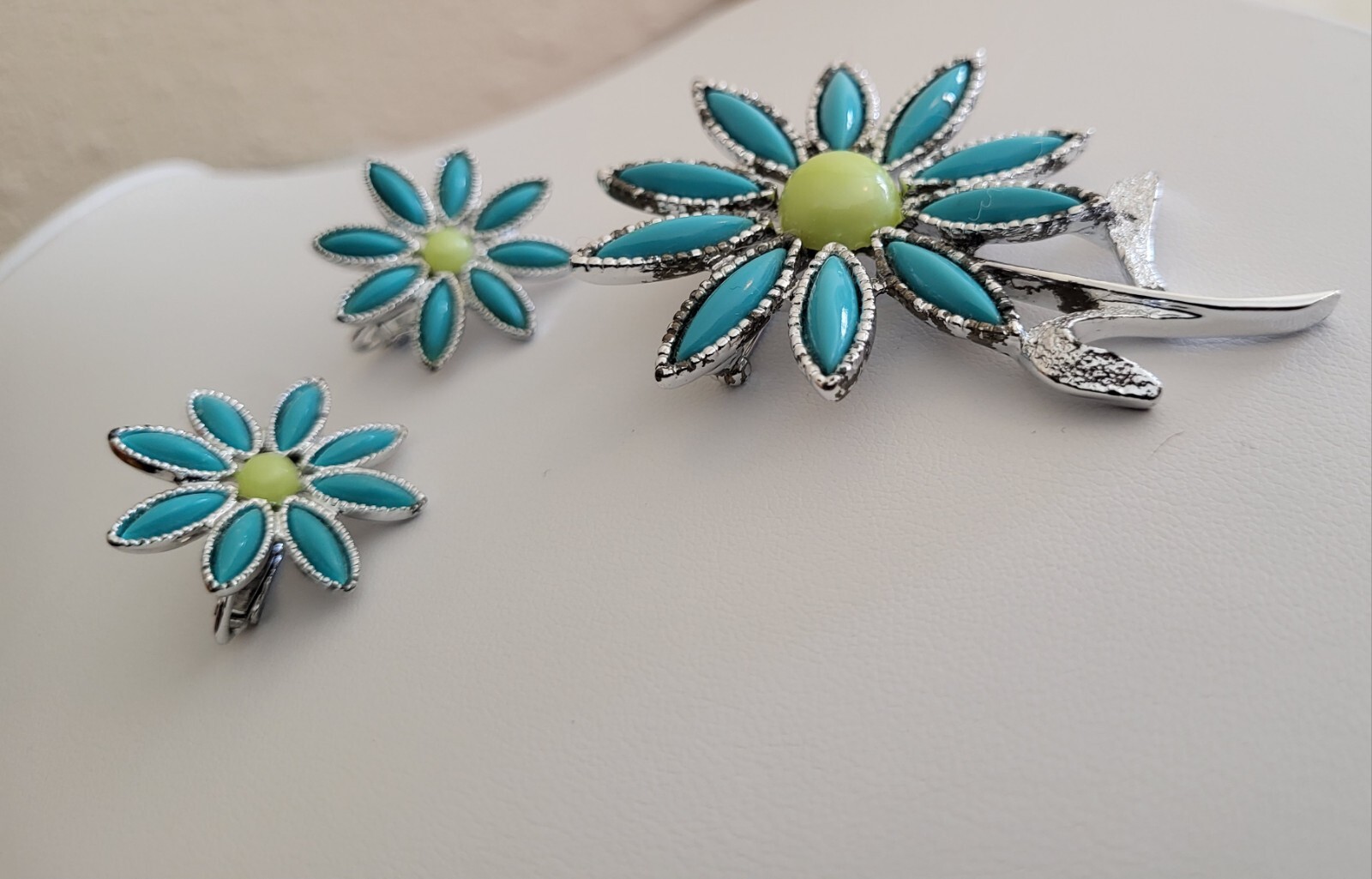 Vtg Sarah Coventry 1971 “DAISY TIME” Silver Tone Brooch Pin Clip-on Earrings Set