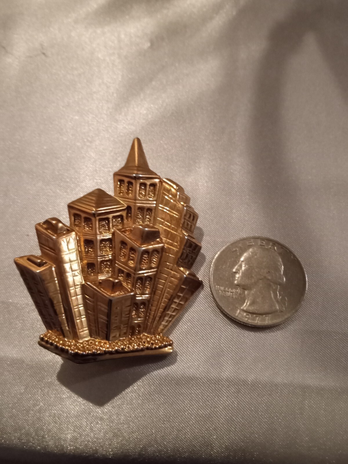 VINTAGE PARK LANE CITY SKYLINE BUILDINGS REAL ESTATE AGENT PIN GOLD TONE