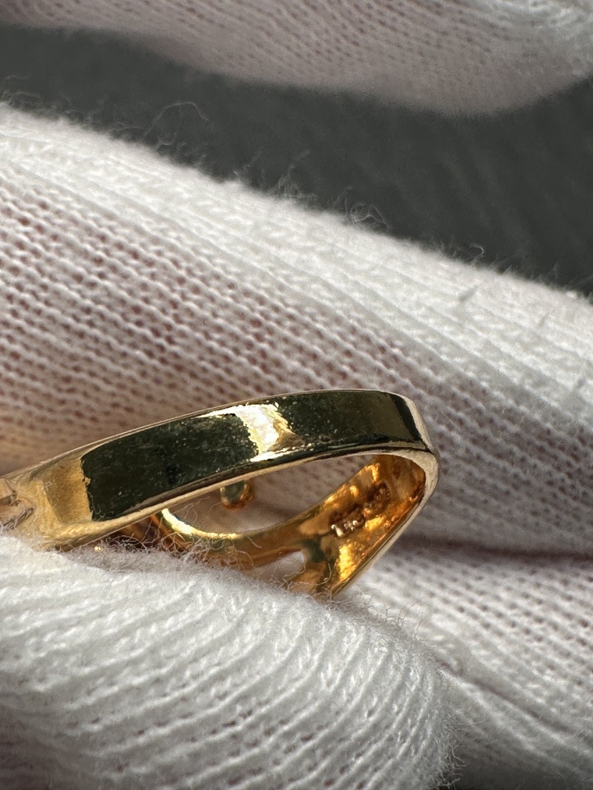 GOLD TONE & OVAL RED ACCENT SCROLL RING SIZE 7.5 H620